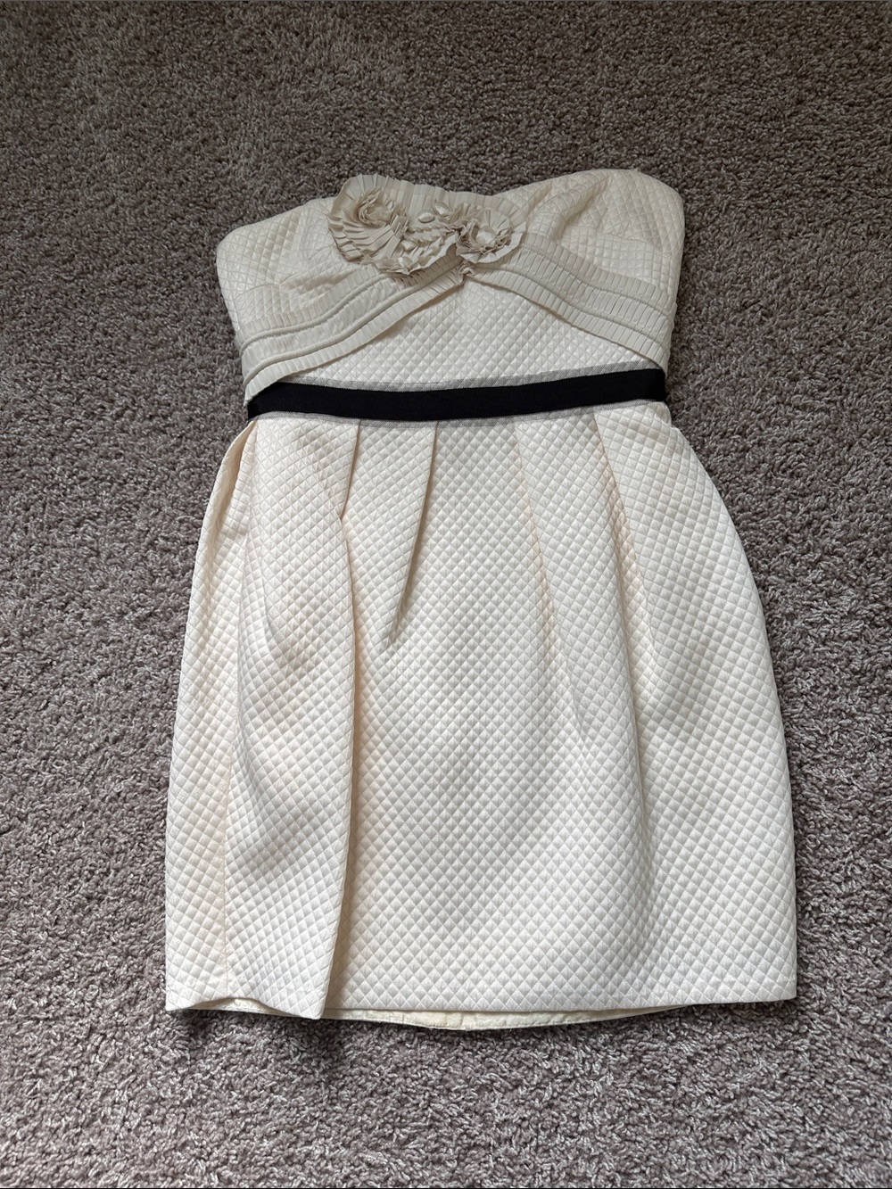 BCBG size 6 Strapless Cream Quilted Floral Appliqué Dress